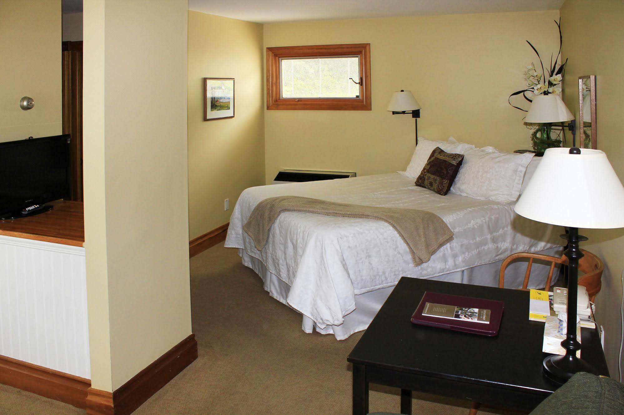 Kettle Creek Inn Port Stanley Exterior photo
